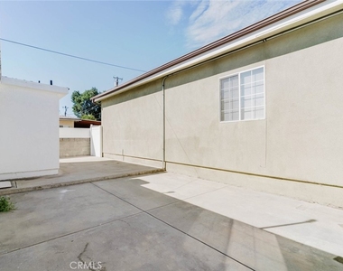 7945 Woodman Avenue - Photo Thumbnail 19