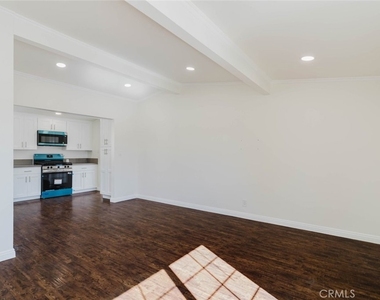 7945 Woodman Avenue - Photo Thumbnail 5