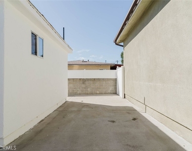 7945 Woodman Avenue - Photo Thumbnail 23