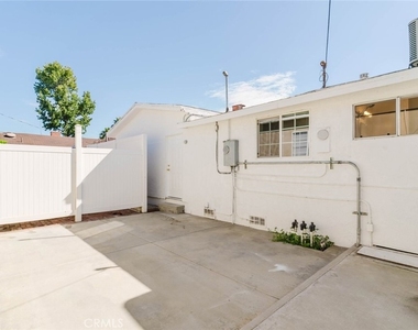 7945 Woodman Avenue - Photo Thumbnail 21