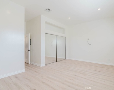 7947 Woodman Avenue - Photo Thumbnail 17