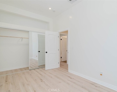 7947 Woodman Avenue - Photo Thumbnail 14
