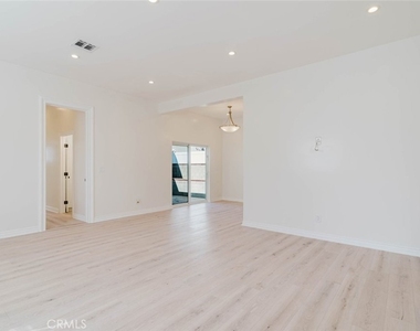 7947 Woodman Avenue - Photo Thumbnail 4