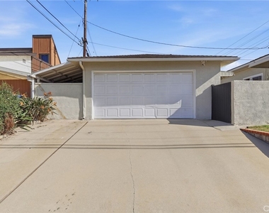 22939 Ocean Avenue - Photo Thumbnail 4