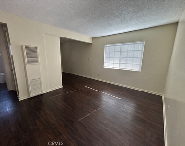 327 W Carson Street - Photo Thumbnail 3