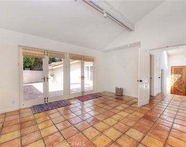 906 Emerald Bay - Photo Thumbnail 11