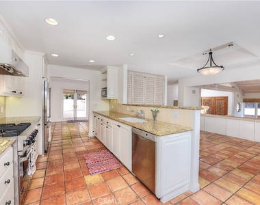 906 Emerald Bay - Photo Thumbnail 9