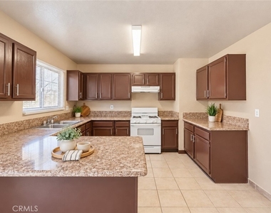 872 N Euclid Drive - Photo Thumbnail 2