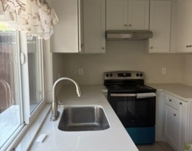 775 Hampshire Lane - Photo Thumbnail 2
