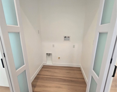 906 Estelle Avenue - Photo Thumbnail 8