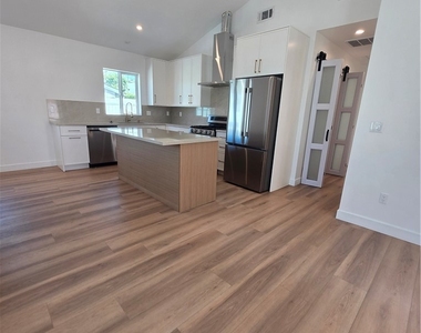 906 Estelle Avenue - Photo Thumbnail 6