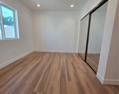 906 Estelle Avenue - Photo Thumbnail 12