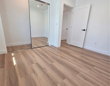 906 Estelle Avenue - Photo Thumbnail 10