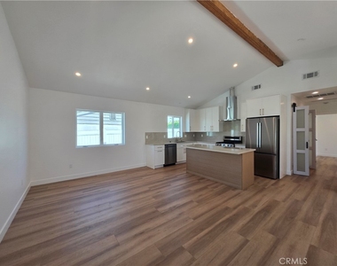 906 Estelle Avenue - Photo Thumbnail 4