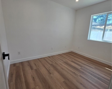 906 Estelle Avenue - Photo Thumbnail 9