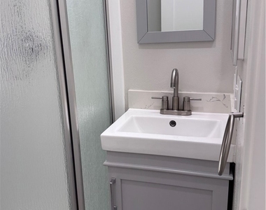 2905 Montrose Ave - Photo Thumbnail 14
