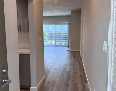 2905 Montrose Ave - Photo Thumbnail 1