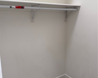 2905 Montrose Ave - Photo Thumbnail 16