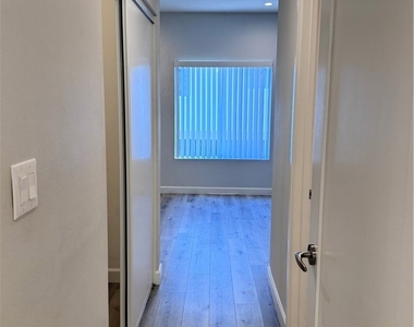 2905 Montrose Ave - Photo Thumbnail 34