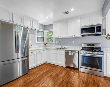 6217 Farmdale Avenue - Photo Thumbnail 5