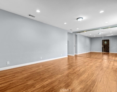 6217 Farmdale Avenue - Photo Thumbnail 18