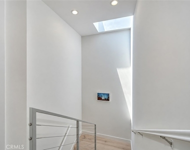 2925 S Cloverdale - Photo Thumbnail 11