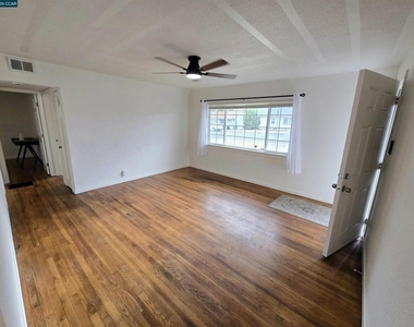 905 Pine St - Photo Thumbnail 2