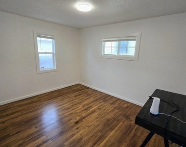 905 Pine St - Photo Thumbnail 9