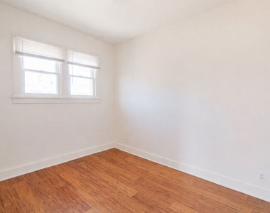 537 S Kenmore Avenue - Photo Thumbnail 1