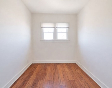 537 S Kenmore Avenue - Photo Thumbnail 2
