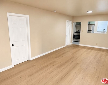 5966 1/2 Benner St - Photo Thumbnail 6