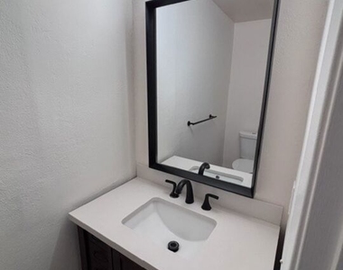 720 N Eucalyptus Avenue - Photo Thumbnail 17