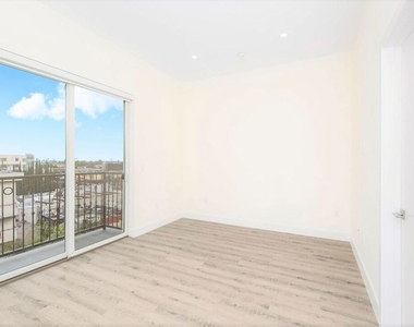 1237 S Holt Avenue - Photo Thumbnail 12