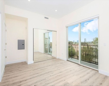 1237 S Holt Avenue - Photo Thumbnail 13
