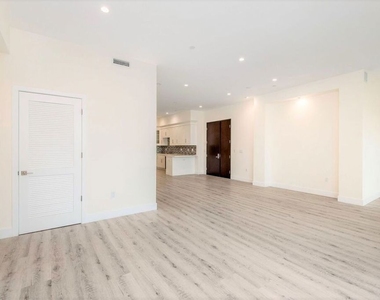 1237 S Holt Avenue - Photo Thumbnail 16