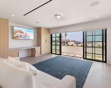 2205 Ocean Front Walk - Photo Thumbnail 12
