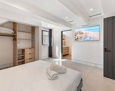 2205 Ocean Front Walk - Photo Thumbnail 7