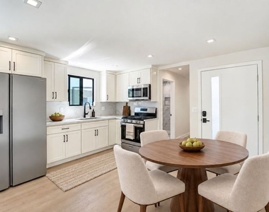 1070 1/4 Masselin Avenue - Photo Thumbnail 2