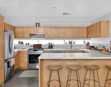 660 Rose Avenue - Photo Thumbnail 2