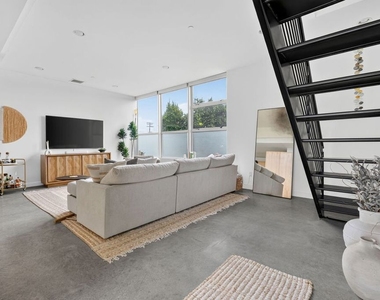 660 Rose Avenue - Photo Thumbnail 9