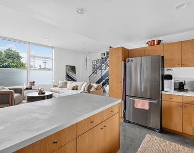 660 Rose Avenue - Photo Thumbnail 8