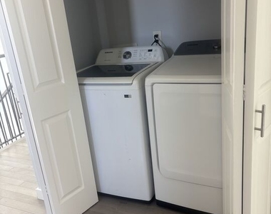 7925 Kittyhawk Avenue - Photo Thumbnail 10
