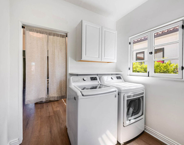 339 N Croft Avenue - Photo Thumbnail 14