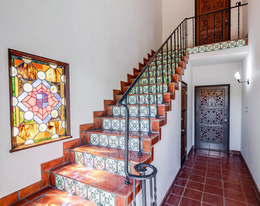 337 N Croft Avenue - Photo Thumbnail 3
