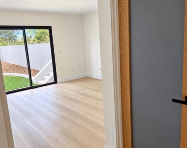 2530 Foothill Dr - Photo Thumbnail 5