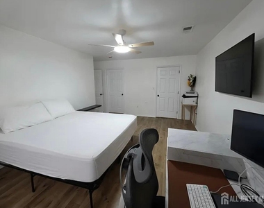 1702 Cypress Lane - Photo Thumbnail 9