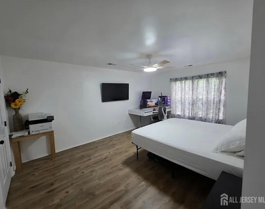 1702 Cypress Lane - Photo Thumbnail 7