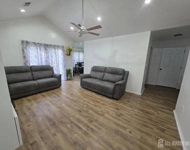 1702 Cypress Lane - Photo Thumbnail 4