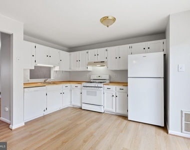 8013 Dayspring Court - Photo Thumbnail 11
