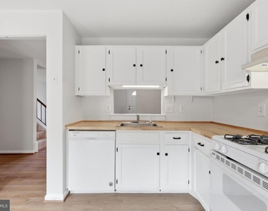 8013 Dayspring Court - Photo Thumbnail 12